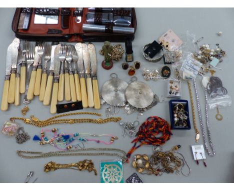 VINATAGE AND MODERN COSTUME JEWELLEY, COLLECTABLES, CUTLERY AND A GENTLEMAN'S VINTAGE GROOMING CASED TRAVEL SET. 