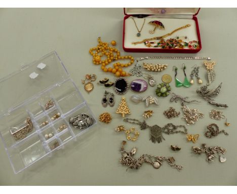 A COLLECTION OF JEWELLERY TO INCLUDE A SILVER VINTAGE CHARM BRACELET,A SILVER INGOT, BRACELETS, BROOCHES, A SELECTION OF 9ct 