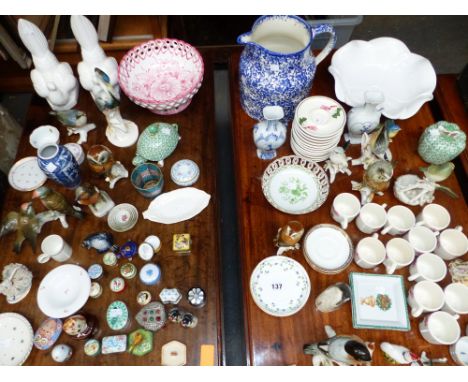 A COLLECTION OF VARIOUS TRINKET BOXES INC. HALCYON DAYS, PORCELAIN BIRD FIGURINES, COFFEE WARES AND OTHER ORNAMENTAL CHINA. 