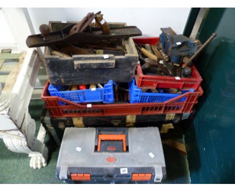 VARIOUS WOODWORKING TOOLS, A BENCH VICE AND A TIN TRUNK.