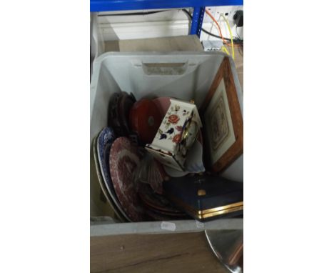 BOX CONTAINING MASON'S MANTLE CLOCK & OTHER ITEMS