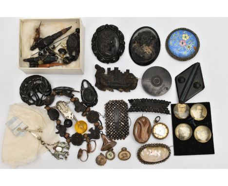 AN ASSORTMENT OF VICTORIAN AND EARLY 20TH CENTURY JEWELLERY ITEMS, to include a carved jet brooch of Malahide Castle, a rolle