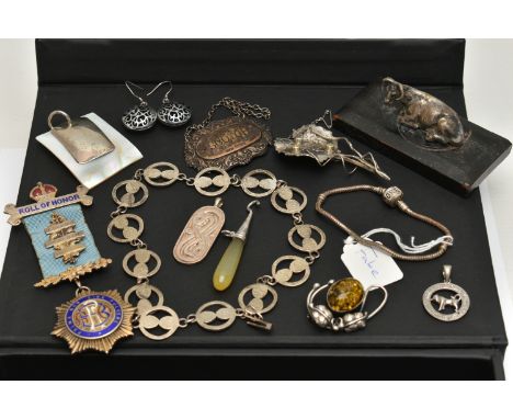 A BOX OF ASSORTED SILVER AND WHITE METAL JEWELLERY ITEMS, to include a silver disk necklace, a silver and agate button hook, 