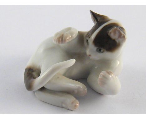 A Rosenthal ceramic figure of a kitten at play, Green backstamp. Length 5cm. 