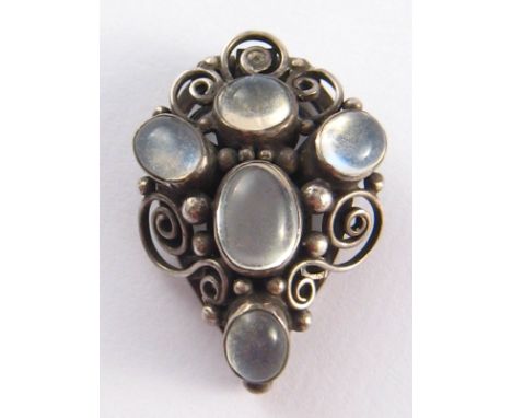 An Art Nouveau scarf clip , set with five moonstones, in the manner of Sybil Dunlop 2.8x 1.9 cm. 