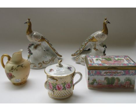 A Stephenson & Hancock Derby porcelain tyg and cover, 19th century, decorated with a band of roses, 10.5cm high, a Worcester 
