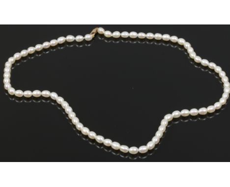 A pearl necklace with 9ct gold clasp, 51cm. 