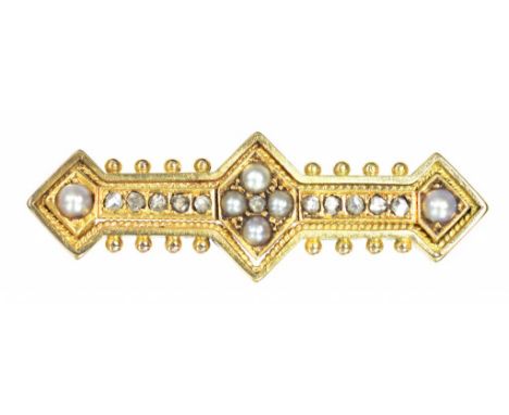 A VICTORIAN DIAMOND AND SPLIT PEARL BAR BROOCH IN GOLD, 5.2G GROSS