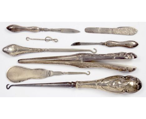 A CONTINENTAL SILVER COMBINATION FOLDING SHOEHORN AND BUTTON HOOK, IMPORT MARKED LONDON 1907 AND A SMALL COLLECTION OF SILVER