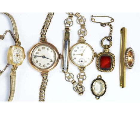 A BULOVA GOLD LADY'S WRISTWATCH, MARKED 14K, TWO OTHER 9CT GOLD LADY'S WRISTWATCHES ON 9CT BRACELETS, A SPLIT PEARL, FOILED C