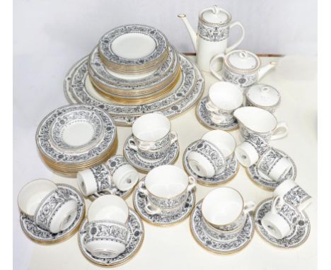 A ROYAL WORCESTER PADUA PATTERN DINNER AND TEA SERVICE