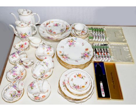 AN EXTENSIVE ROYAL CROWN DERBY DERBY POSIES PATTERN DINNER AND TEA SERVICE