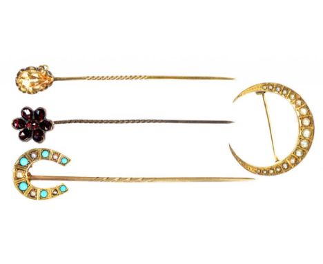 A VICTORIAN SPLIT PEARL CRESCENT BROOCH IN GOLD, MARKED EMANUEL 9C AND TWO GEM SET GOLD STICK PINS, 7.7G, TOGETHER WITH A THI