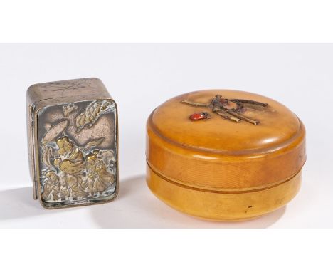Japanese Meiji period snuff box, decorated with figures in strong wind, 42mm long, together with a another Japanese box, (2)