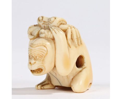 Japanese Edo period ivory netsuke, as a monkey holding a crab above the head, 3.5cm high