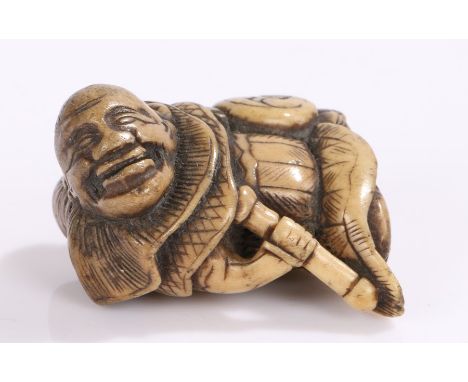 Japanese Edo period bone netsuke, of a crouched warriors holding his shield and weapon, 4.5cm high