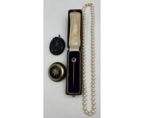 Jewellery to include Victorian tortoiseshell gold piquée brooch, cultured pearl necklace with 9 carat gold clasp, jet cameo p