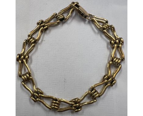 A 9 carat gold fancy gate bracelet. Weight 8.5gm. 19cm l. 