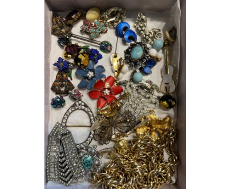 A quantity of vintage costume jewellery to include .925 silver and enamel clip on earrings, sterling silver bar brooch, dress