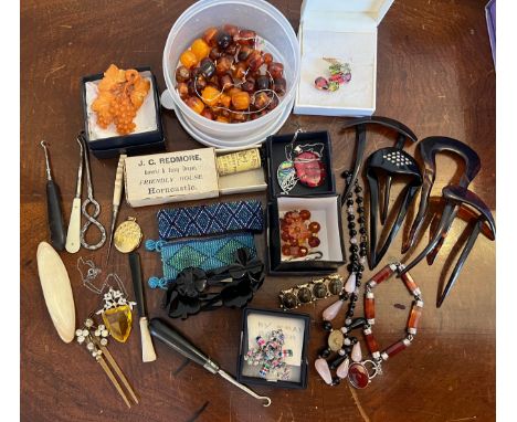 A quantity of vintage jewellery etc to include button books, brooches, hair ornaments, agate and white metal bracelet, jet br