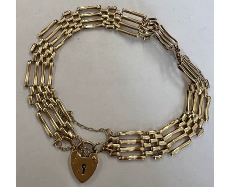 A 9 carat gold gate bracelet 8.5gm. 