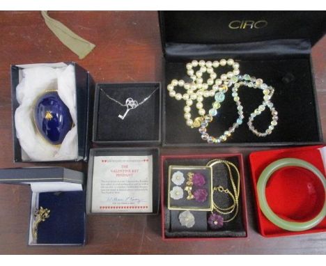 Jewellery to include a 9ct gold brooch, a jade bangle, a Franklin Mint Valentine key pendant and other items 