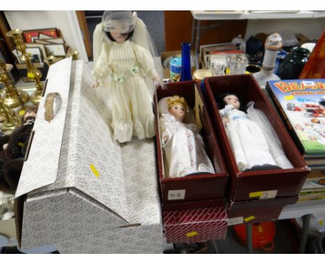 A collection of nine boxed & loose collector's dolls including Franklin Mint Heirloom Dolls collection together with a beauti