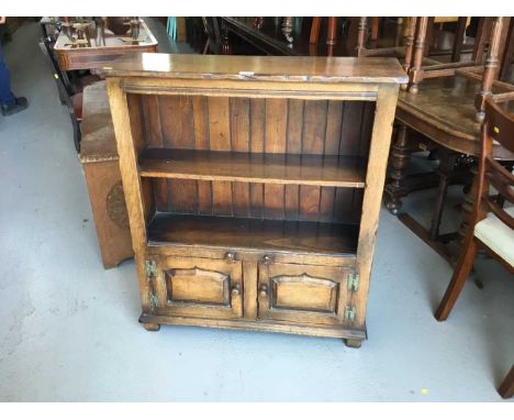 Manner of Titchmarsh &amp; Goodwin- Good quality reproduction oak narrow bookcase of small proportions, single shelf to inter