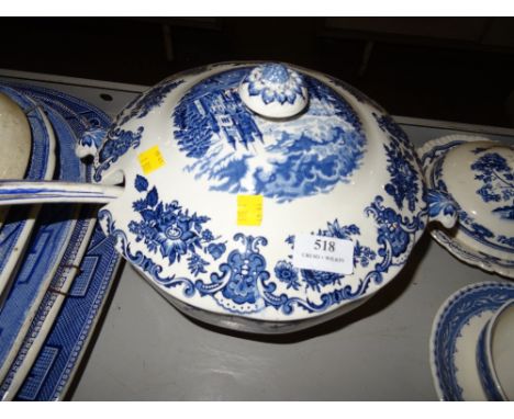 WEDGEWOOD ROYAL HOMES OF BRITAIN SOUP TUREEN WITH LID AND LADLE DEPICTING BUCKING PALACE