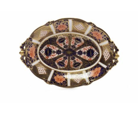 ROYAL CROWN DERBY IMARI COMPORTpattern number 1128, date cypher for 1933, with four blue and gilt bracket feet and acorn deta