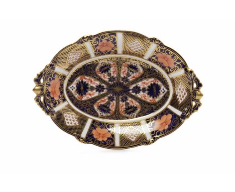 ROYAL CROWN DERBY IMARI COMPORTpattern number 1128, date cypher for 1933, with four blue and gilt bracket feet and acorn deta