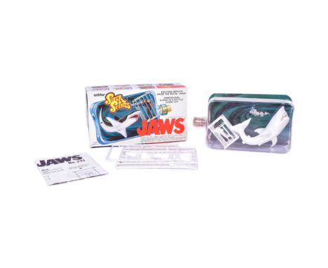 Model Kit - a vintage 1970s (1975) Addar ' Super Scenes ' dimensional Jaws movie scene in a ' snap together ' bottle with. Th