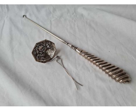 A tea strainer of octagonal continental and a large button hook, London 1904
