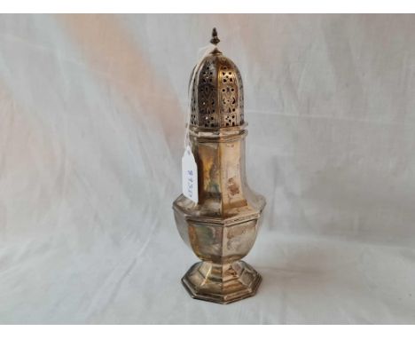 An octagonal sugar castor with urn finial, 7" high, Sheffield 1933, 170g