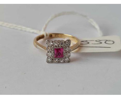 A ATTRACTIVE 18CT GOLD AND PLATINUM RUBY AND DIAMOND CLUSTER WITH GOOD SQUARE CENTRAL RUBY SIZE L - 2.7 GMS