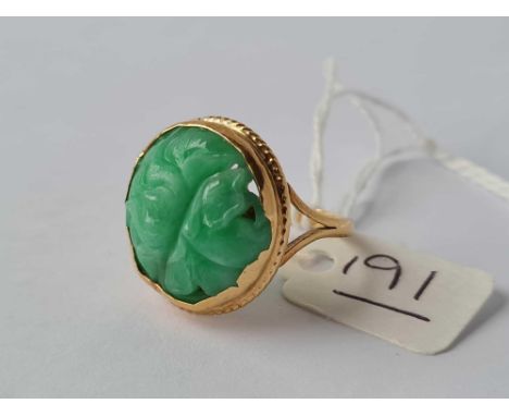 A JADE SET RING 18CT GOLD SIZE Q - 7.3 GMS 