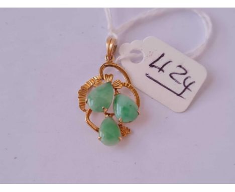 A jade drop pendant 14ct gold 