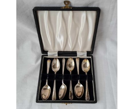 A box set of six tea spoons with frilly edges - Sheffield 1957