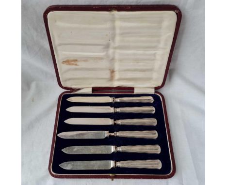 A box set of six tea knives with silver handles - Sheffield 1912