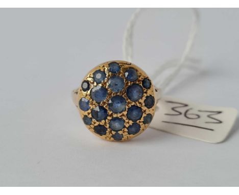 A SAPPHIRE CLUSTER RING 18CT GOLD SIZE R - 5 GMS 