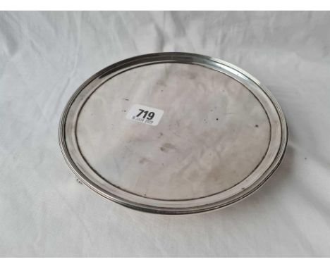 An early George III circular salver with reeded rim and bracket feet, " dia, London 1793 by R Salmon, 423g