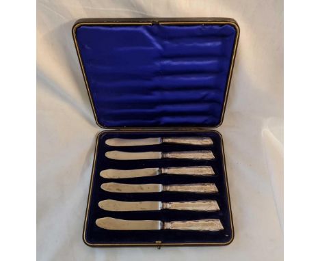 A boxed set of six silver handled tea knives - Birmingham 1915