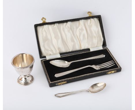 Henry Clifford Davies two piece silver christening set cased, Birmingham 1954 and a silver plated egg cup and spoon