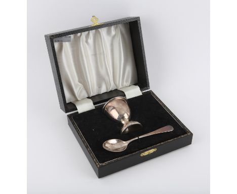 Boxed uninscribed two piece silver egg cup and spoon Birmingham 1968 L Ltd