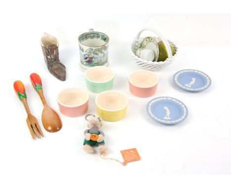 Selection of ceramics to include a lidded trinket box by Limoges France, a Meissen plate, Wedgewood and other pieces