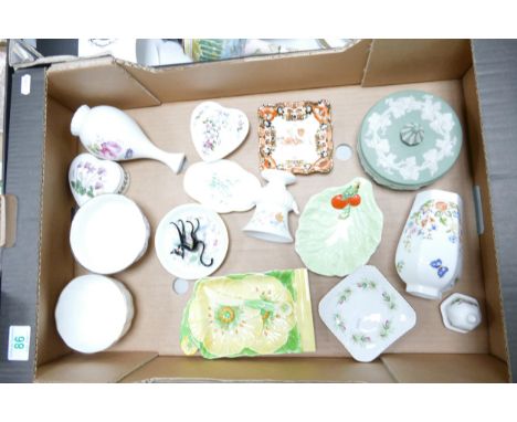 A mixed collection of items to include Carltonware Australian pattern dish &amp; knife, Wedgwood Green Jasperware lidded pot,