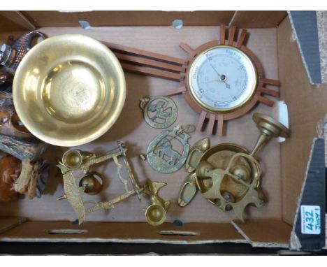 A mixed collection of brass ware to include small dinner gong, brass bowl, novelty table lighter, horse brasses etc, together