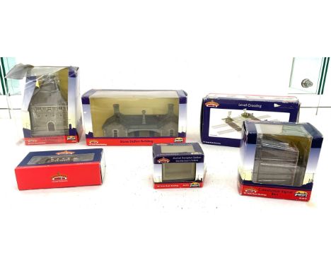 Large selection of Bachmann train buildings includes Level crossing, Stone station building etc 