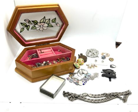 Selection of vintage and later ladies costume jewellery to include a silver souvenir silver bracelet, earrings, necklace etc 