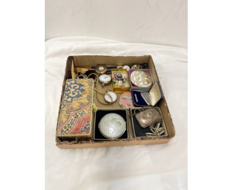Quantity of vintage costume jewellery 